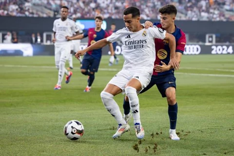 برشلونة يحلم بالابتعاد وريال مدريد يسعى للمعادلة.. من يحسم نهائي السوبر الإسباني؟
